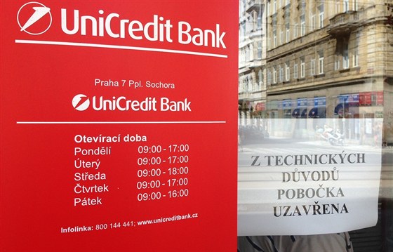 Poboka UniCredit Bank v Holeovicích, kterou pepadl neznámý pachatel...