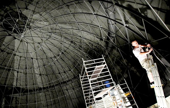 V brněnské hvězdárně instalují britští technici unikátní projekční plochu o...