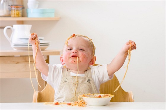 I malé děti se dokážou najíst samy, ale nečekejte od nich vybrané stolování. (ilustrační foto)