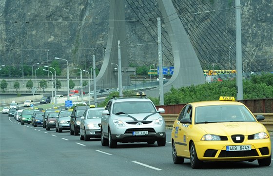 Smutení kolona asi tyiceti aut míí na Stekov, kde probhlo poslední rozlouení se zavradnou taxikákou Hanou M.