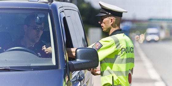 Jenom bhem ervence namili policisté idim v Pardubickém kraji pekroení nejvyí povolenou rychlosti v 822 pípadech. (Ilustraní foto)