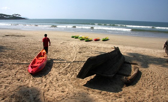 Pláe v indickém stát Goa. Nkteré jsou oputné, na jiné míí stovky turist.