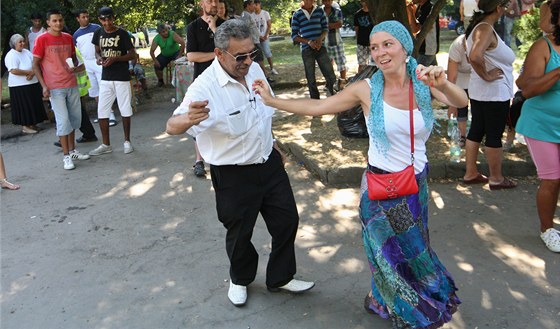 Happening navzdory protestu radikál uspoádali Romové u na zaátku srpna ve Vítkov. Hlavn se tancovalo a zpívalo.