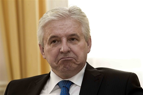 Jiří Rusnok zatím neupřesnil, do jaké míry se hodlá se svou vládou v demisi v prolomení limitů angažovat.