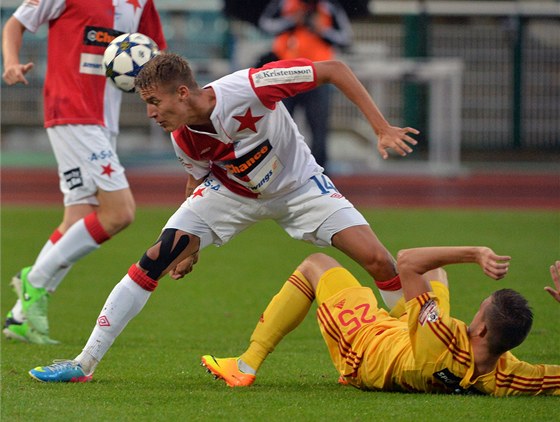 Dukla Praha - Slavia: Hostující Ondej Petrák (vlevo) hlavikuje, Lubo Kalouda