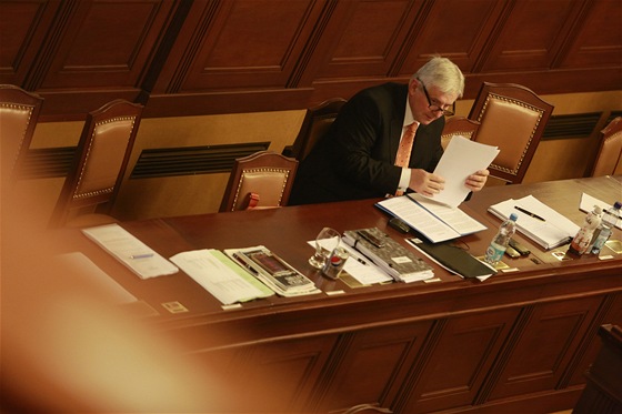 Premiér Jií Rusnok bhem schze Snmovny o dve vlád (7. srpna 2013)