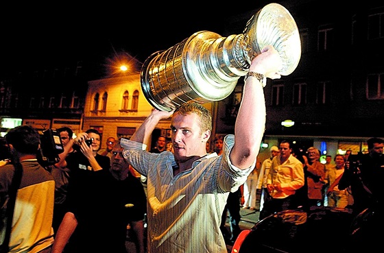 S TROFEJÍ. Se Stanley Cupem, který získal v roce 2004v dresu Tampy Bay Lightning, se Pavel Kubina pochlubil i doma.