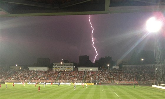 BOUKA V BRN Bhem ligového utkání Zbrojovka Brno - Sparta nad stadionem...