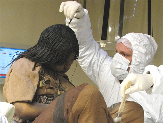Mumie star dvky ze sopky Llullaillaco v pi odbornk z argentiskho Muzea...