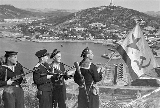 Vztyčování vlajky sovětského námořnictva v přístavu Port Artur, o který Rusko