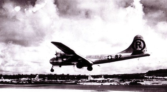 Bombardér B-29 přistává na základně na Mariánských ostrovech po návratu z...