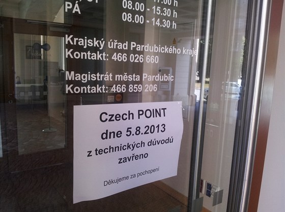 Cedule na dveřích do Czech Pointu v Pardubicích.