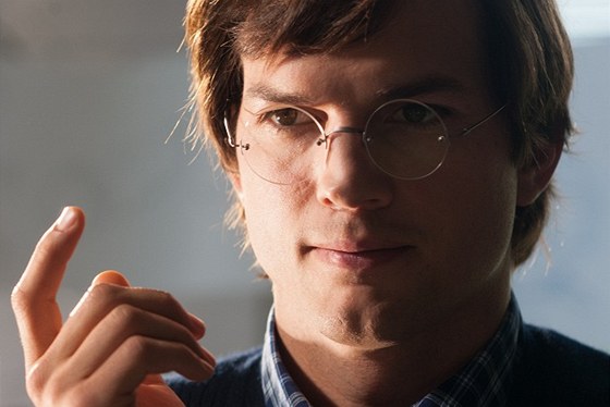Ashton Kutcher hraje technologického génia Steva Jobse.
