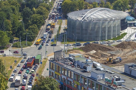 Vinou uzavené silnice u divadla, která prochází rekonstrukcí, se v centru...