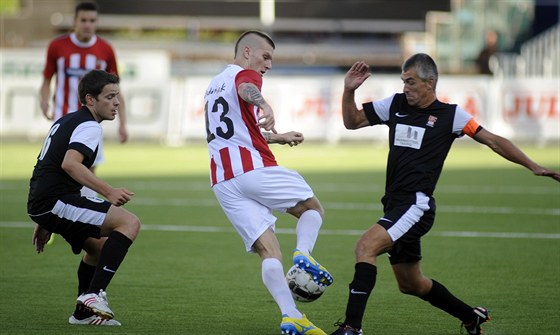 Zdenk Ondráek (uprosted) z Tromsö proniká obranou lucemburského Differdange-