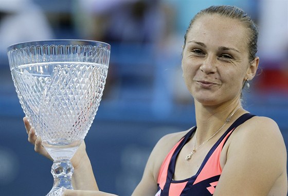 Slovenská tenistka Magdalena Rybáriková s trofejí pro vítzku turnaje ve...