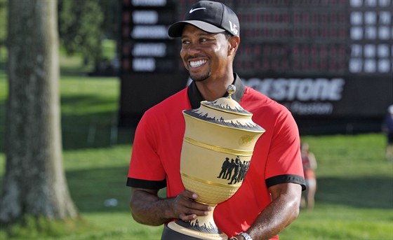 Tiger Woods s trofejí pro vítze.