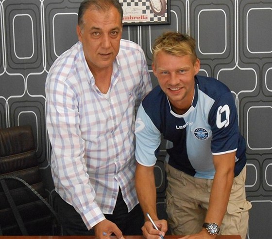 Jan Rajnoch (vpravo) podepisuje za asistence prezidenta klubu Mehmeta...