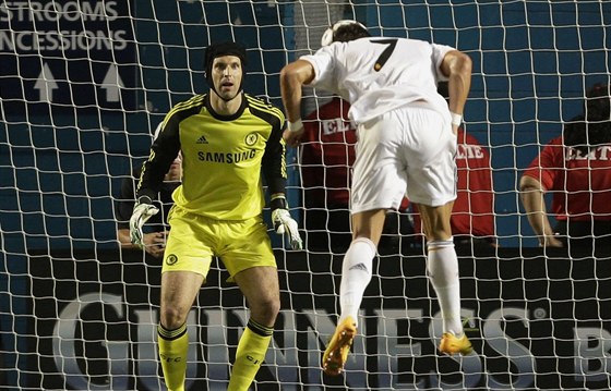 Gólman Petr ech z Chelsea sleduje, kam zamíí mí z hlavy Cristiana Ronalda z...