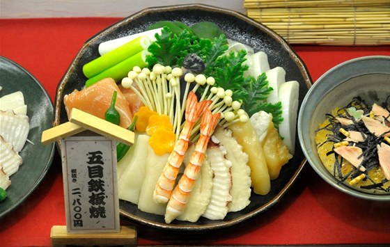Atrapa japonského jídla za výlohou restaurace v Kjóto.