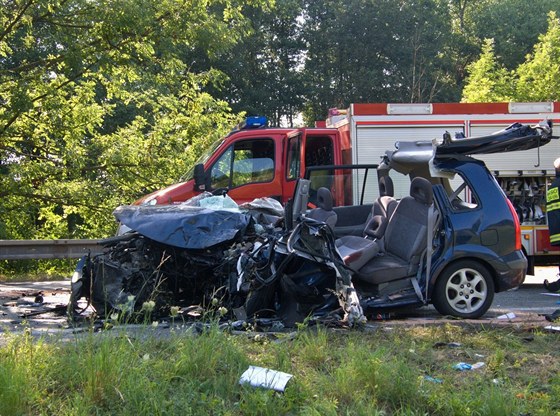 Tragická dopravní nehoda osobního automobilu a autobusu zastavila 6. srpna...