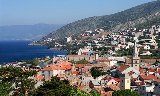 Chorvatský berák vyhnal na ulici hosty z hotelu v letovisku Senj na jadranském pobeí. Hotel dluil na daních.