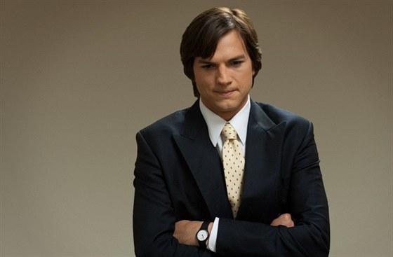 Ashton Kutcher jako Steve Jobs ve filmu jOBS