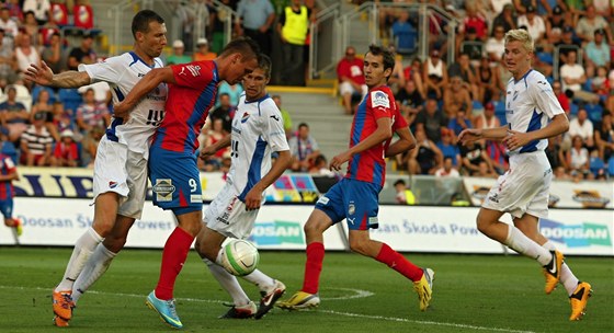 PŘIHRAJ! Plzeňský záložník Tomáš Hořava (druhý zprava) během zápasu s Ostravou.