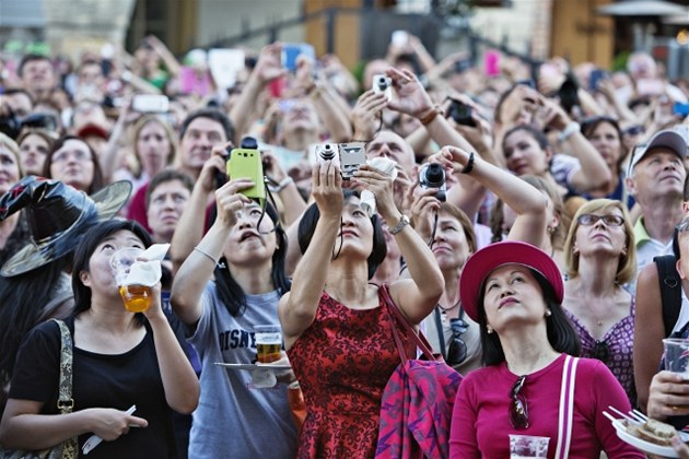 Turisté sledují odbíjení orloje na Staromstském námstí v Praze.
