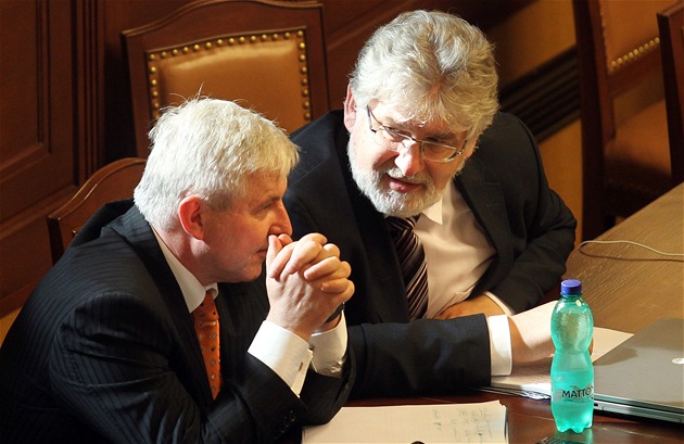 Ministr zdravotnictví Martin Holcát (vpravo) jedná spolu s dal�ími 14 lidmi v �ín�.