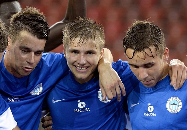 Libere�tí fotbalisté slaví první gól na h�i�ti FC Curych. Uprost�ed ��astný...