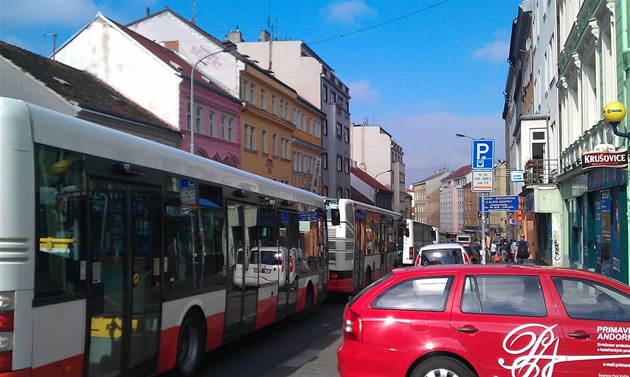 Autobusy se pomalu sunou ucpanou Konvovou ulicí