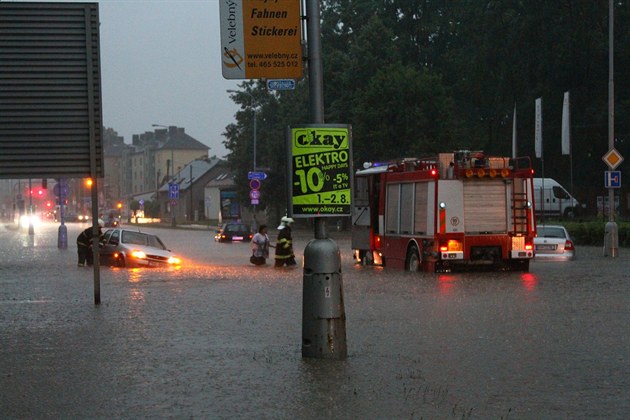 idika bhem nedlní boue v Ústí nad Orlicí opoutí za pomoci hasi uvznné...