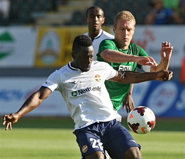 Razak Nuhu (v pop�edí z týmu Strömsgodset bojuje o mí� s jabloneckým Karlem...