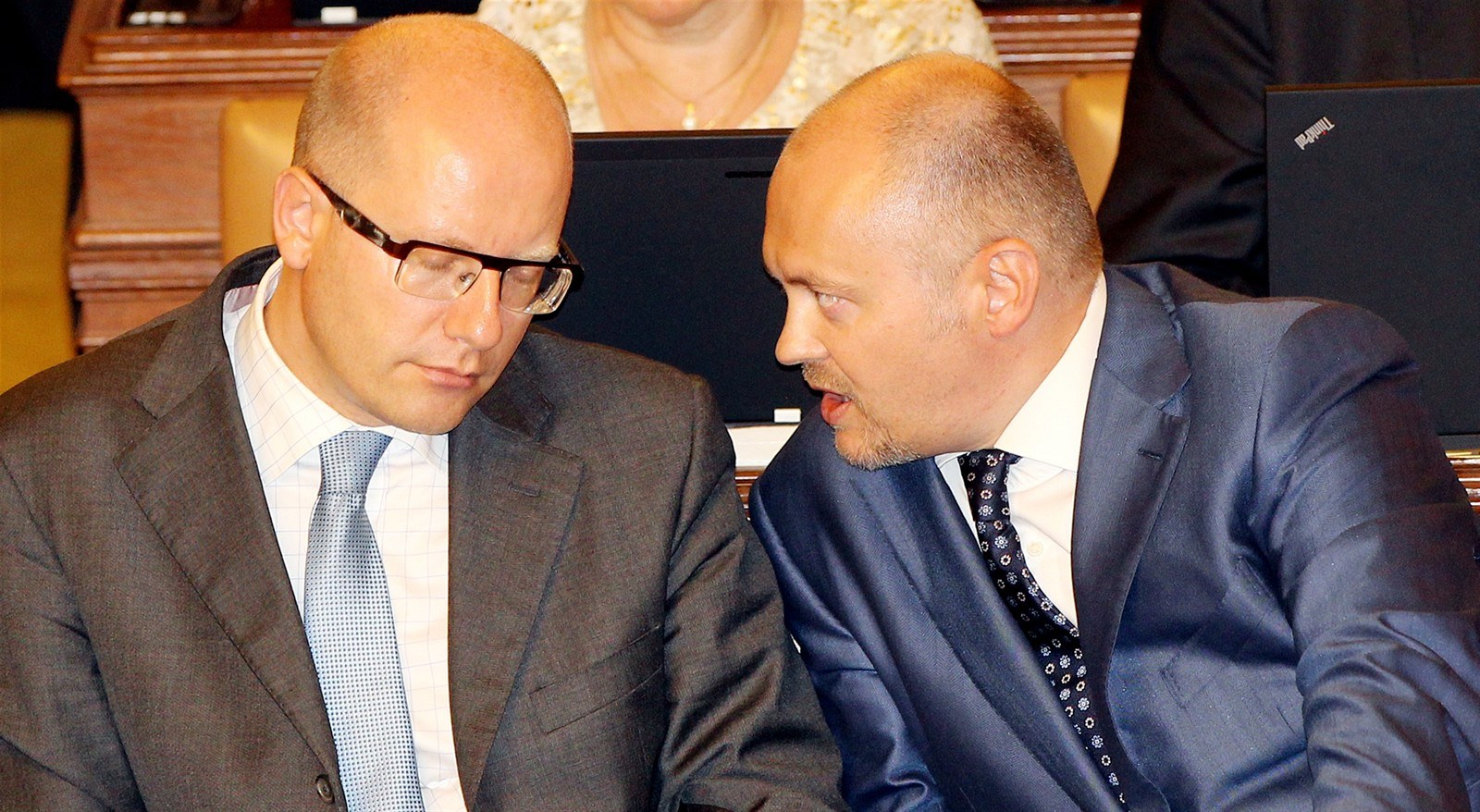 Bohuslav Sobotka a Michal Ha�ek ve Sn�movn� p�i jednání o d�v��e Rusnokov�...
