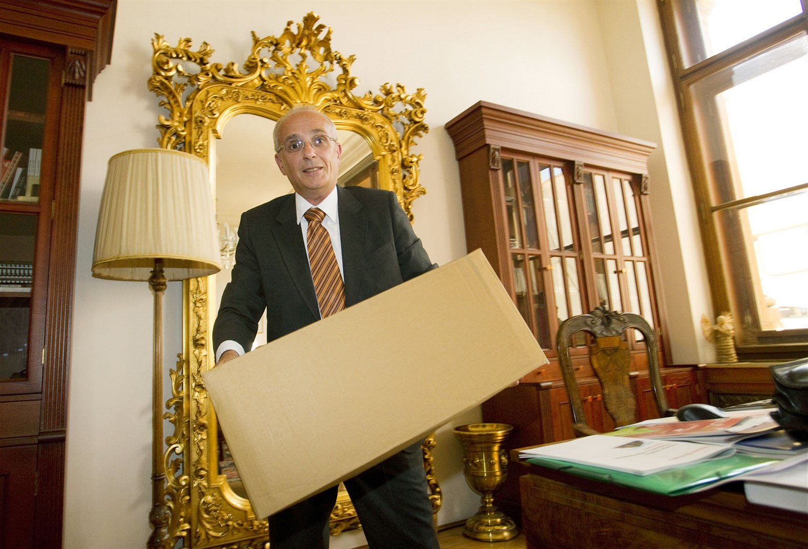 �erstvý �editel Národního divadla Jan Burian si ve své kancelá�i nestihl ani...