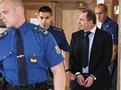 Justiní strá pivádí Petra Kotta k soudu (8. srpna 2013)