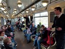 Historická souprava metra opt sveze cestující.