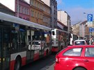 Autobusy se pomalu sunou ucpanou Konvovou ulic