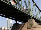 Orlando Duques skáe odevad. Ve Frankfurtu nad Mohanem sjoil z mostu.