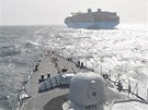 Nizozemská fregata Van Speijk doprovází nejvtí nákladní lo Maersk McKinney...