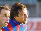 Fotbalista Viktorie Plze Roman Skuhrav (vpravo) pi utkn proti FK Jablonec