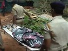 Indická policie odnáí tlo zavradné eky