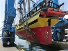Obří jeřáb spouští opravenou plachetnici La Grace na moře