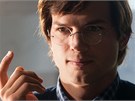 Ashton Kutcher hraje technologického génia Steva Jobse.
