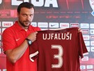 Tomáš Ujfaluši pózuje s dresem Sparty, s níž podepsal roční kontrakt.