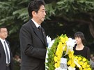 Japonský premiér inzó Abe poloil vnec k památníku v hiroimském parku Míru.