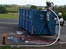 Poár odpadk z popeláského vozu hasii likvidují na odstavném parkoviti