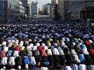 Tisíce vících v ulicích Moskvy. Podle tradice se muslimové první den po...