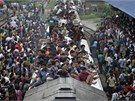 Miliony Bangladéan spchají dom na oslavy. Vlaky v Dháce nápor pasaér...